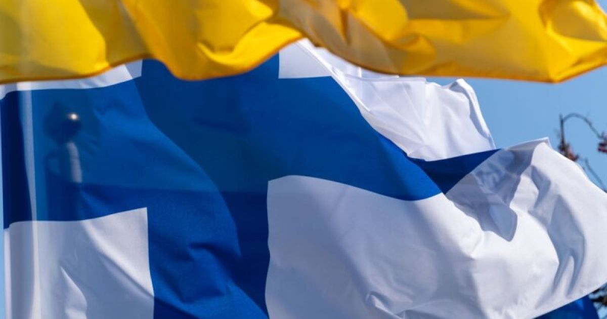 Прапори Фінляндії та України.