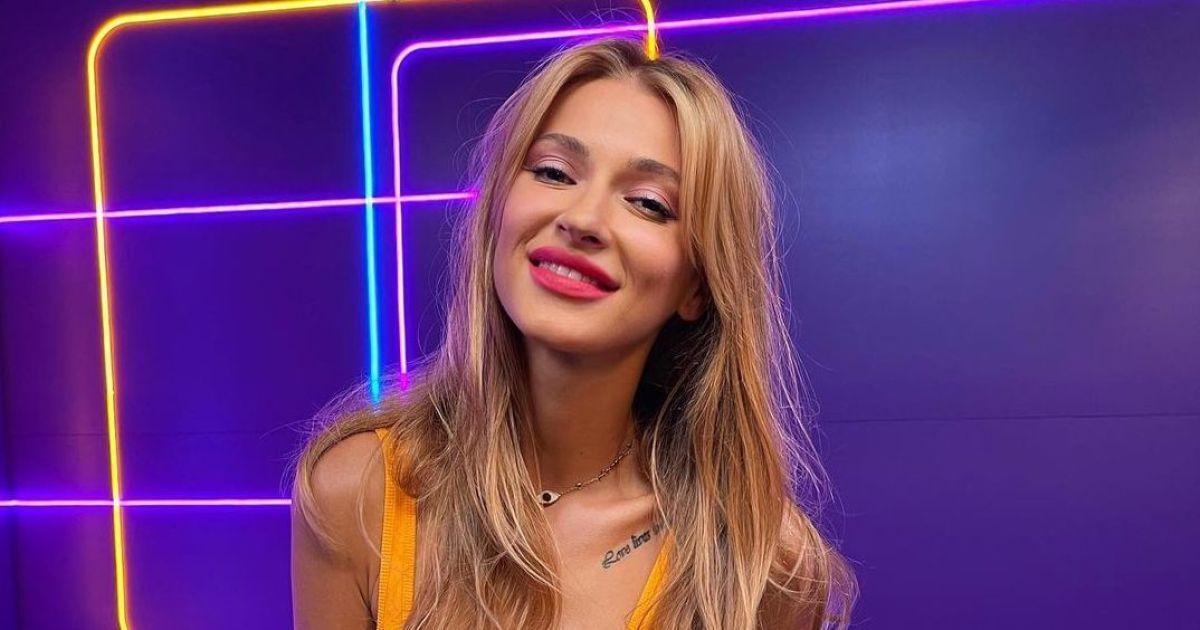 TAYANNA похвасталась стройными ножками в платье с высоким разрезом