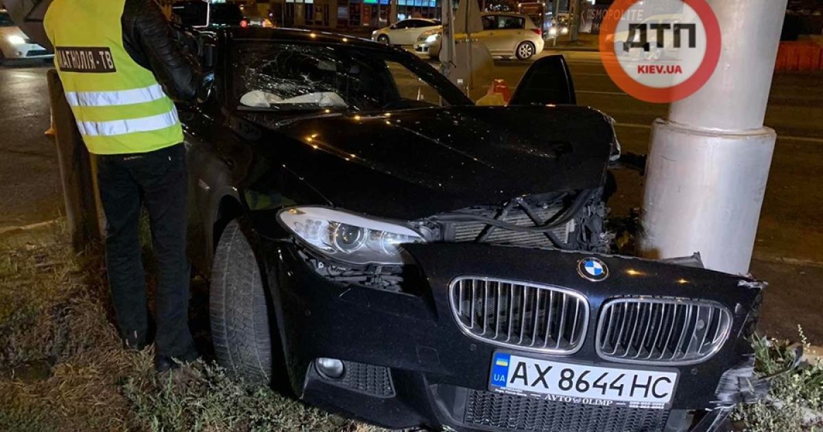 У києві водій bmw влетів у стовп через небезпечну дорожню ситуацію