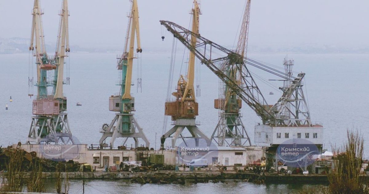 Обломки корабля "Новочеркасск" в Феодосийском порту