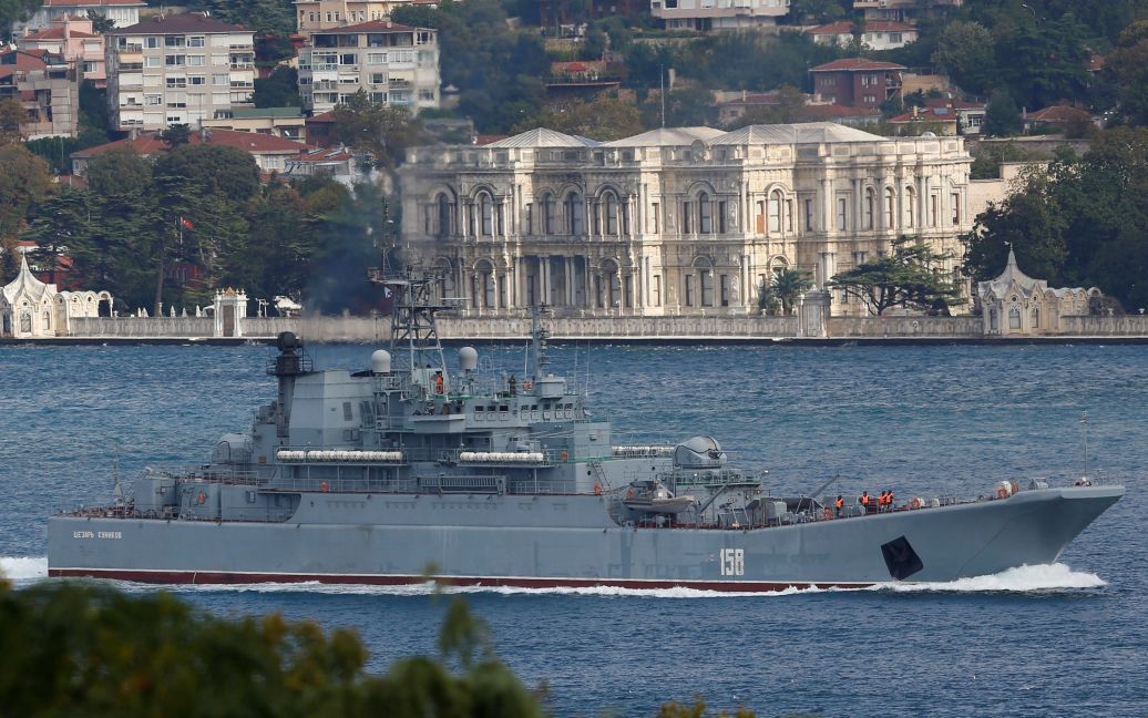 Российский большой десантный корабль "Цезарь Куников" проплывает через Босфор. / © Reuters