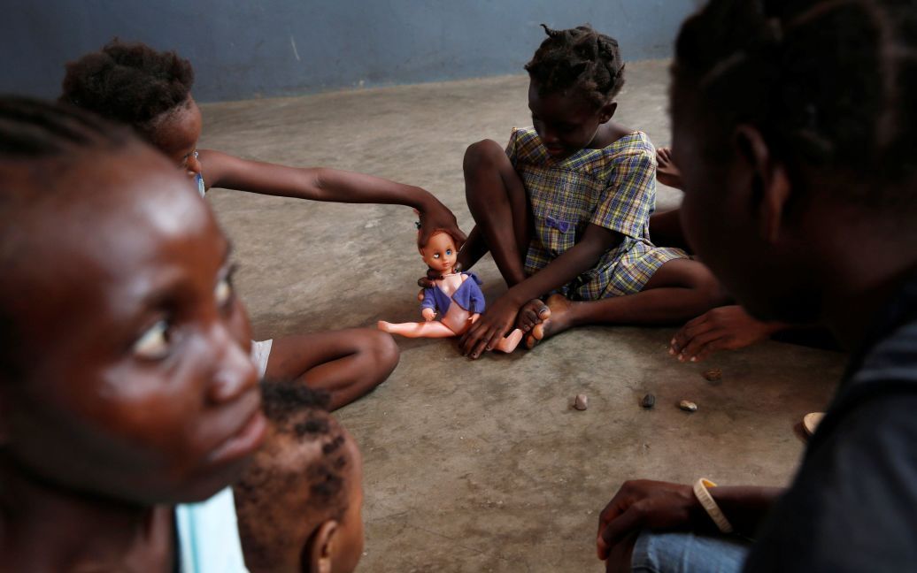 Дети играют в крова после урагана &ldquo;Мэтью&rdquo; в городе Жереми, Гаити. / © Reuters