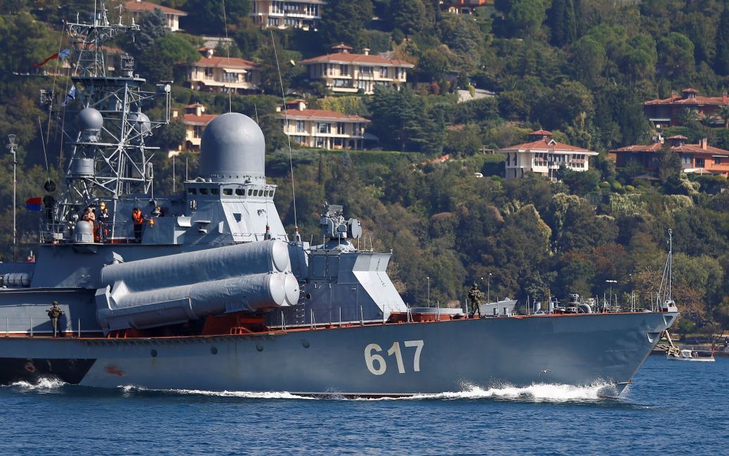 Малый ракетный корабль "Мираж" ВМС РФ проходит через Босфор в направлении Сирии. / © Reuters