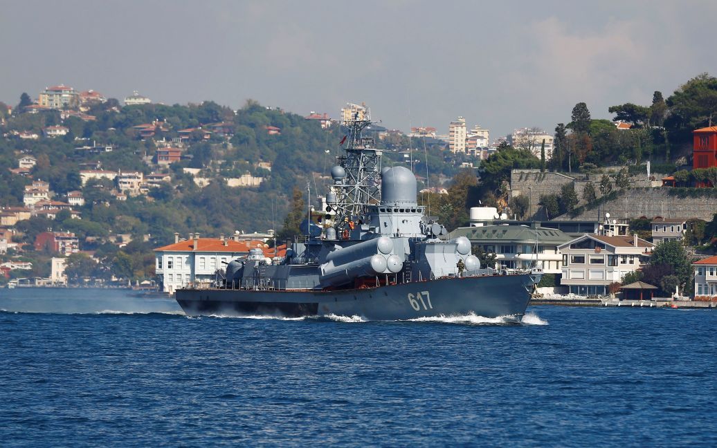 Малый ракетный корабль "Мираж" ВМС РФ проходит через Босфор в направлении Сирии. / © Reuters