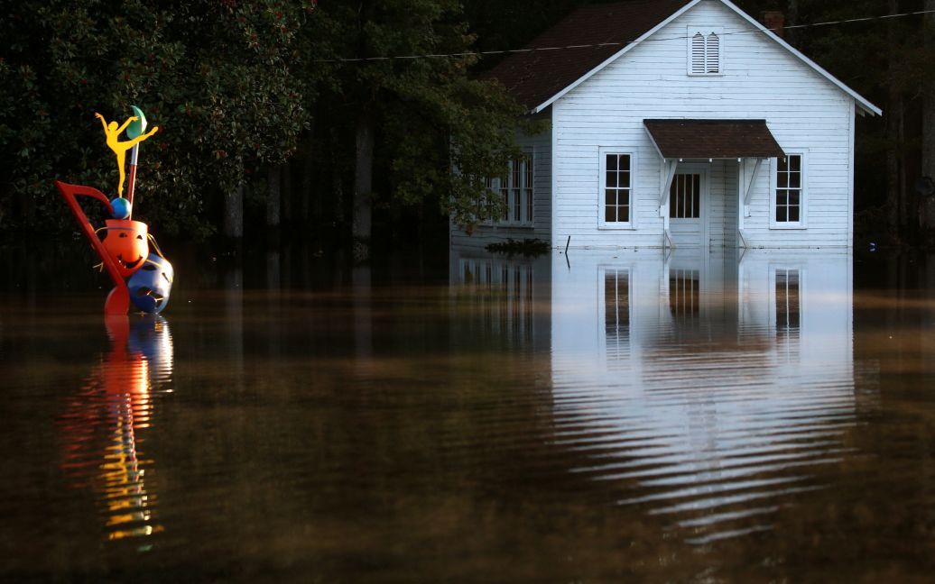Затоплена в результате урагана &ldquo;Мэтью&rdquo; здание в городе Ламбертон, Северная Каролина, США. / © Reuters