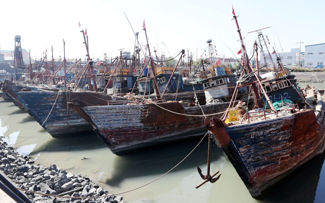 Китайські рибальські судна, заарештовані південнокорейською береговою охороною в порту в Інчхон, Південна Корея. / © Reuters