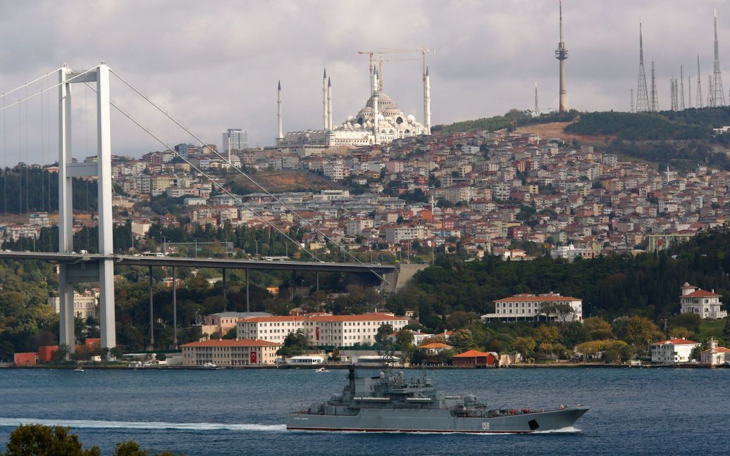 Российский большой десантный корабль "Цезарь Куников" проплывает через Босфор. / © Reuters