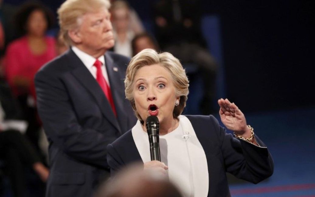 Демократический кандидат в президенты США Хиллари Клинтон выступает во время президентских дебатов с республиканцем Дональдом Трампом в Вашингтонском университете в Сент-Луисе, штат Миссури, США. / © Reuters