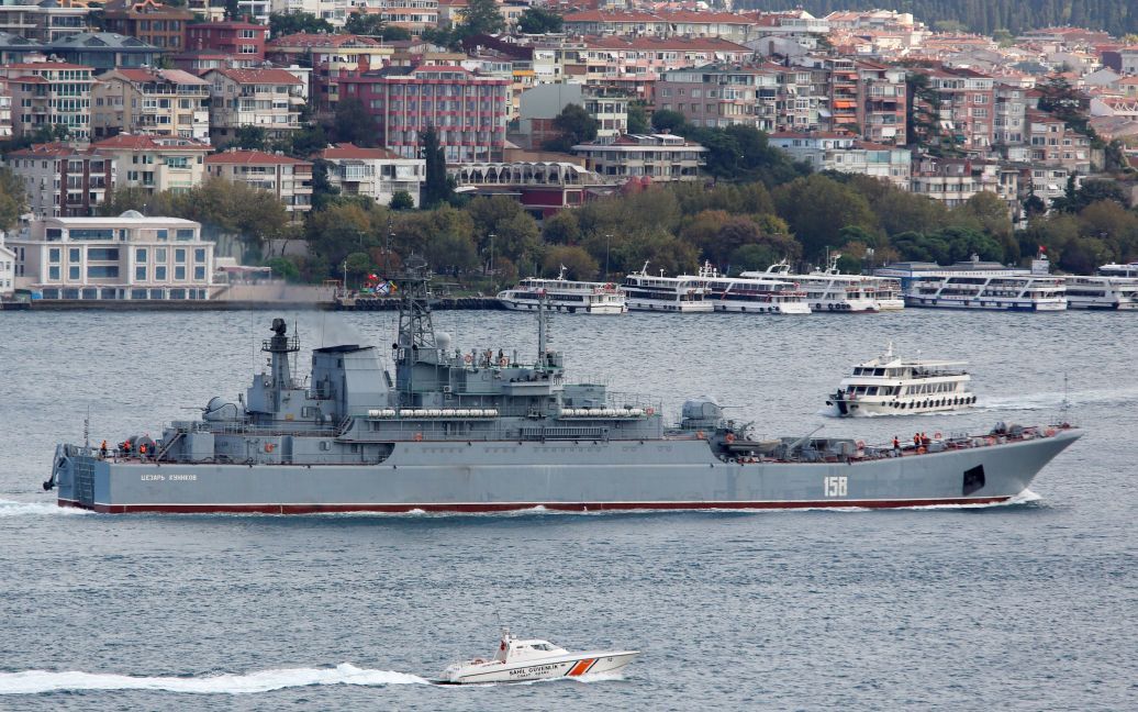 Российский большой десантный корабль "Цезарь Куников" проплывает через Босфор 27 сентября. / © Reuters