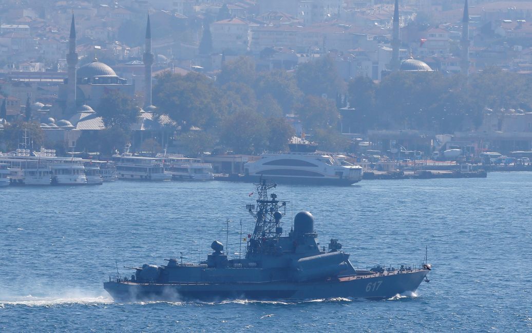 Малый ракетный корабль "Мираж" ВМС РФ проходит через Босфор в направлении Сирии 7 октября. / © Reuters