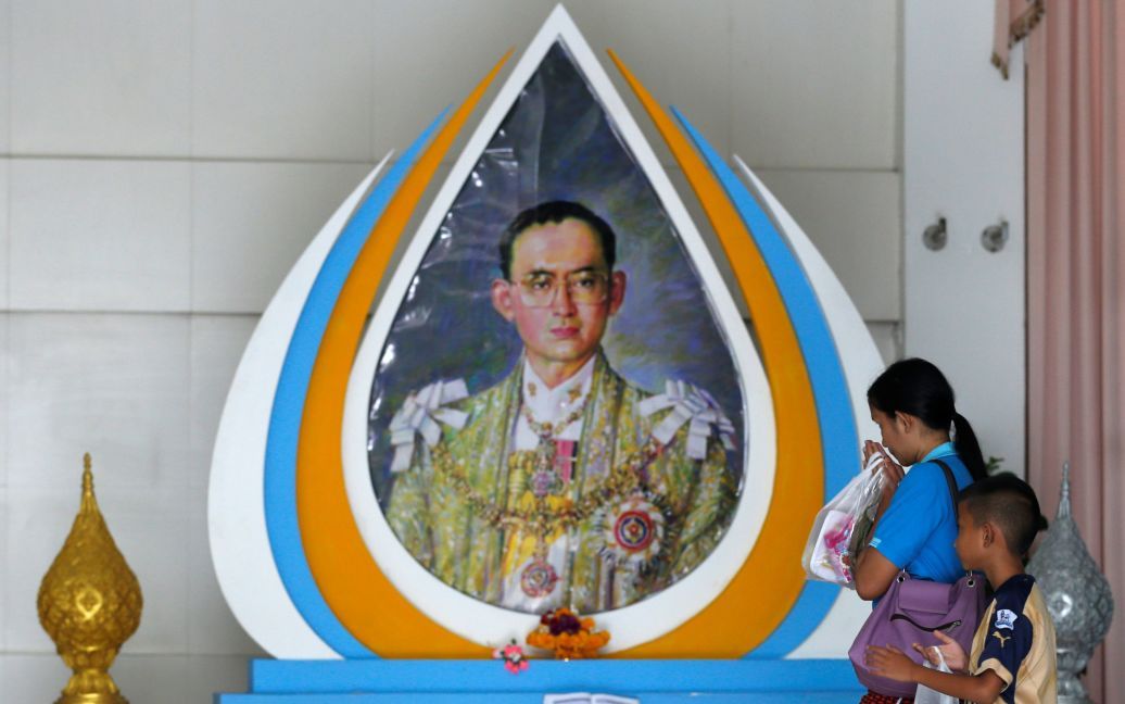 Люди вітають зображення короля Таїланду Пуміпона Адульядета в лікарні в Бангкоку, Таїланд. / © Reuters