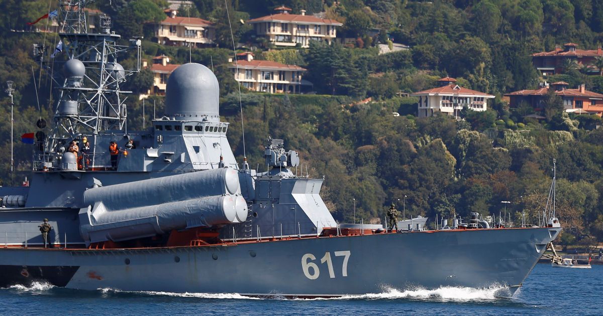 Малий ракетний корабель "Міраж" ВМС РФ проходить через Босфор у напрямку до Сирії.