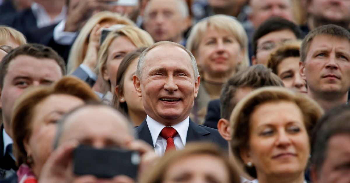 Выборы президента в России превратят в "референдум о доверии Путину" - Bloomberg