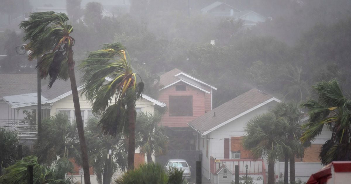 Більше 12 тисяч філіппінців вже евакуювали через загрозу від урагану "Сарика"