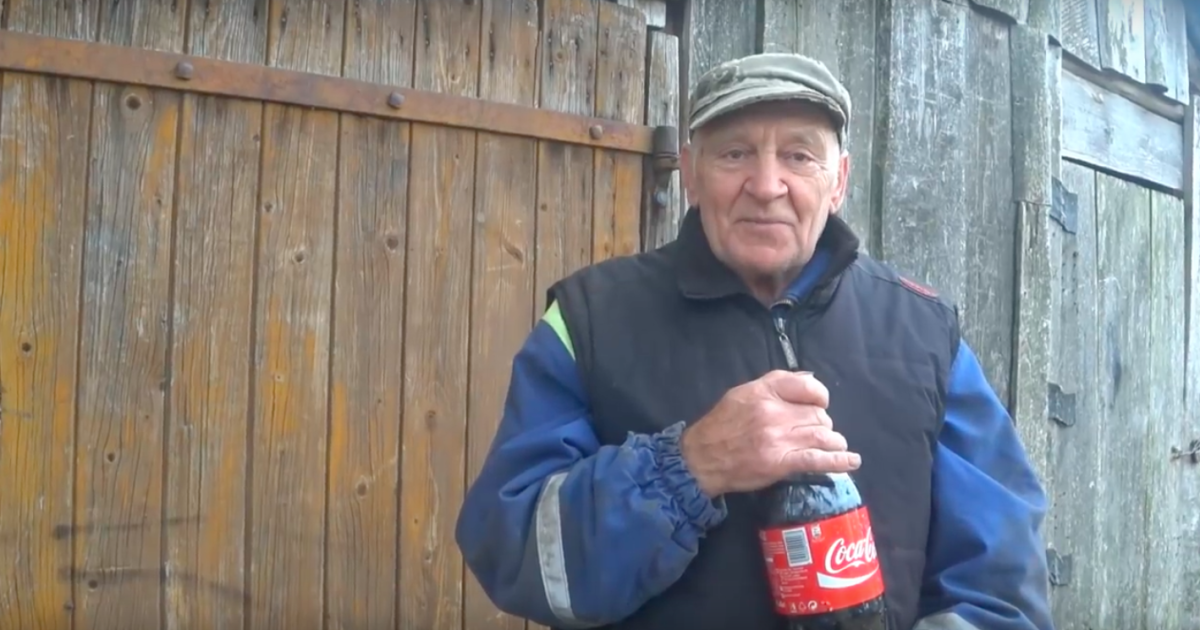 Латвійський дідусь витратив 8 тис. євро, щоб стрибнути на машині в басейн з Колою