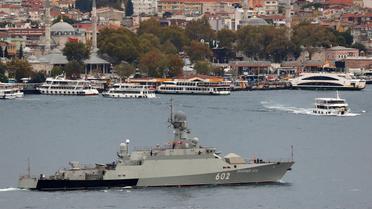 Російський ракетний корвет "Зелений дол" пропливає через Босфор у напрямку до Сирії, 5 жовтня. / © Reuters