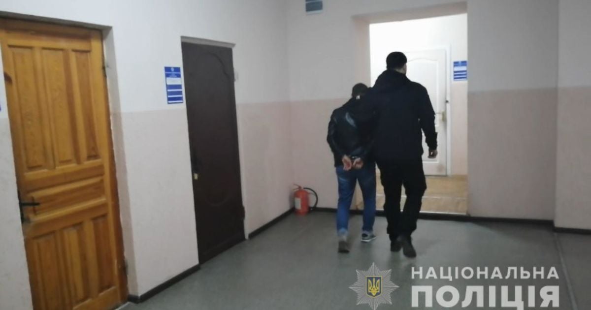 Дитина про все розповіла бабусі: в Одесі вітчим ґвалтував 7-річну названу доньку