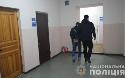 Ребенок обо всем рассказал бабушке: в Одессе отчим насиловал 7-летнюю приемную дочь