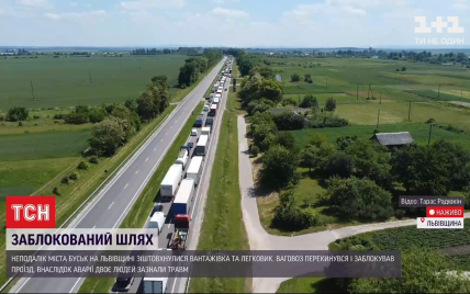 Чекають на ще один кран, дорога в кілометрових заторах: перевернуту фуру із траси Київ-Чоп не можуть прибрати