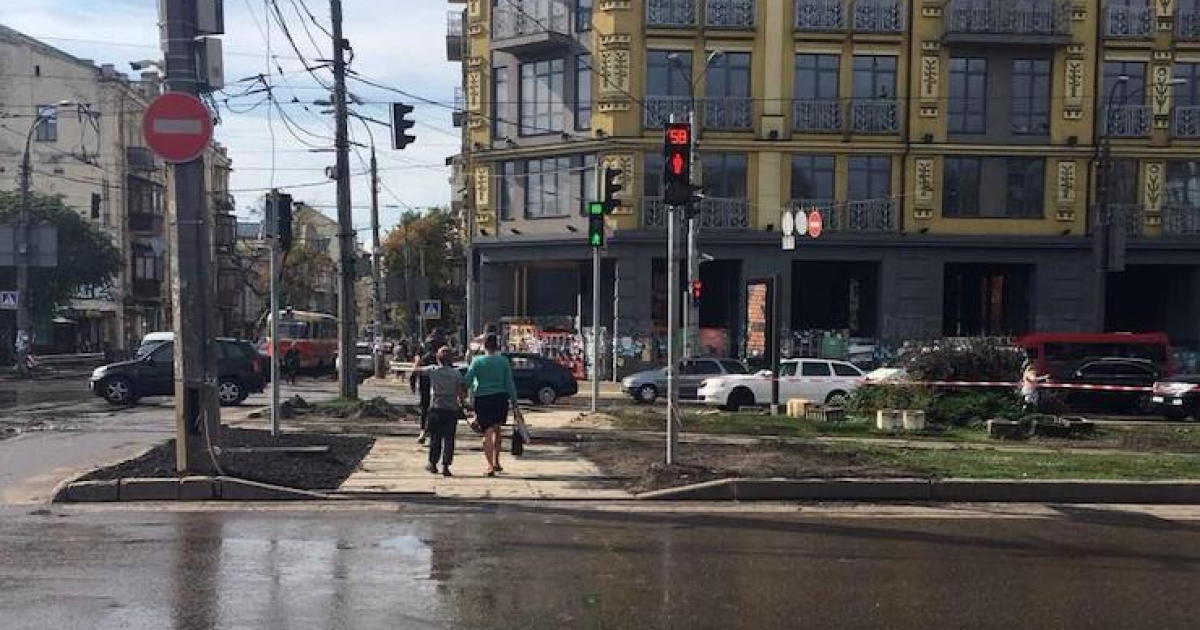 На столичном Подоле установили долгожданный светофор: горожан зовут праздновать