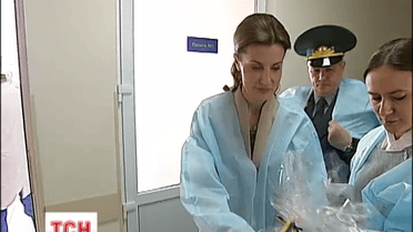 Марина Порошенко поздравила раненых с Пасхой куличом по семейному рецепту