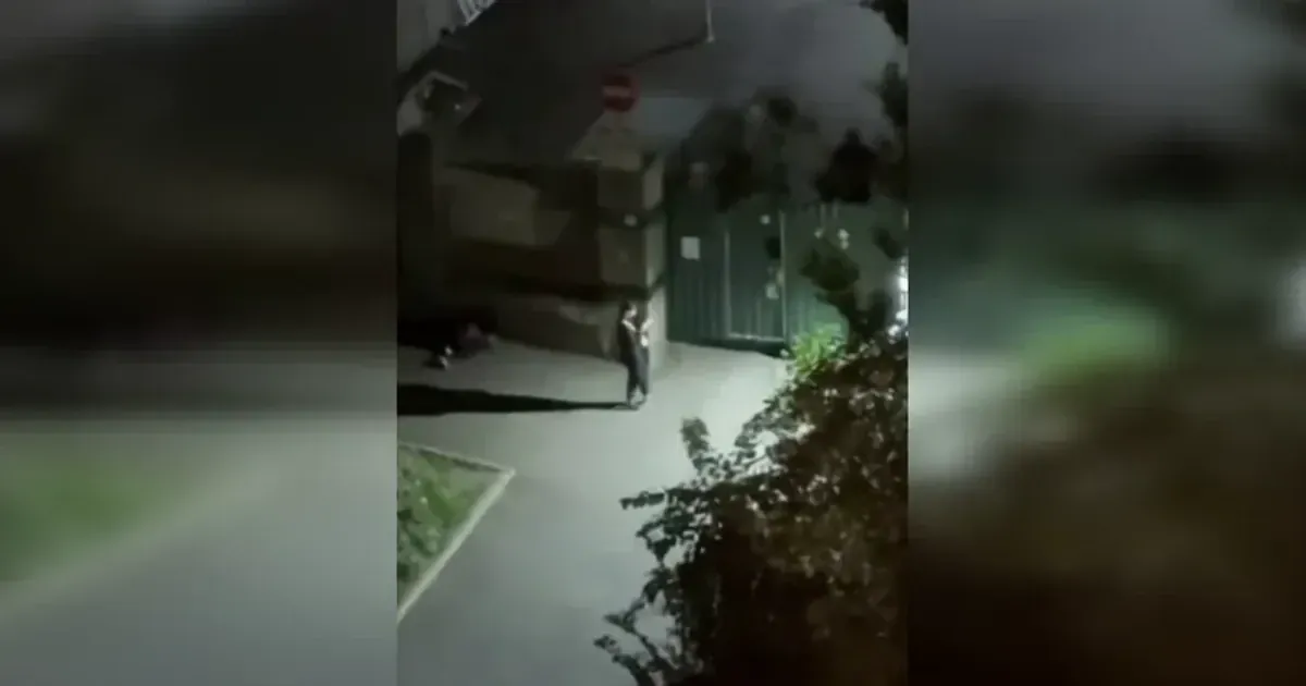 У пабліку зазначають, що вона лежить на асфальті і день, і ніч