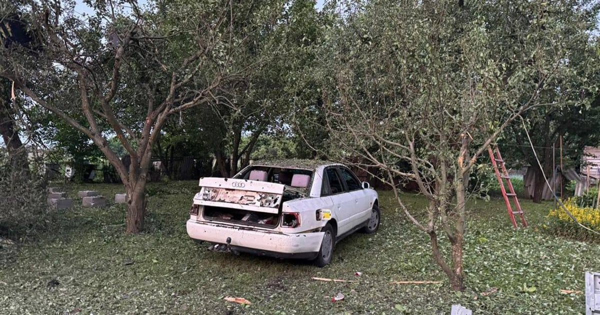Пошкоджене авто на Чернігівщині через російську атаку