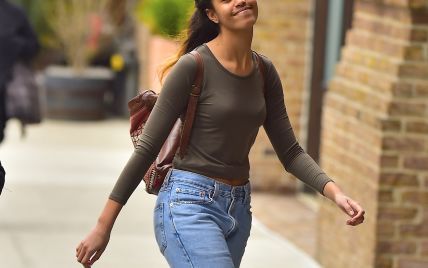 В джинсах и с рюкзаком: папарацци подловили 18-летнюю дочь Обамы во время прогулки