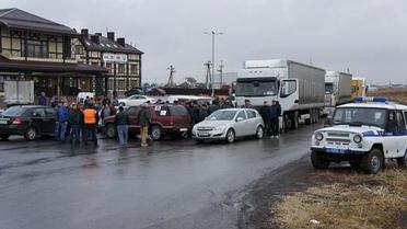 страйк далекобійників під аксаєм_1 / © donnews.ru