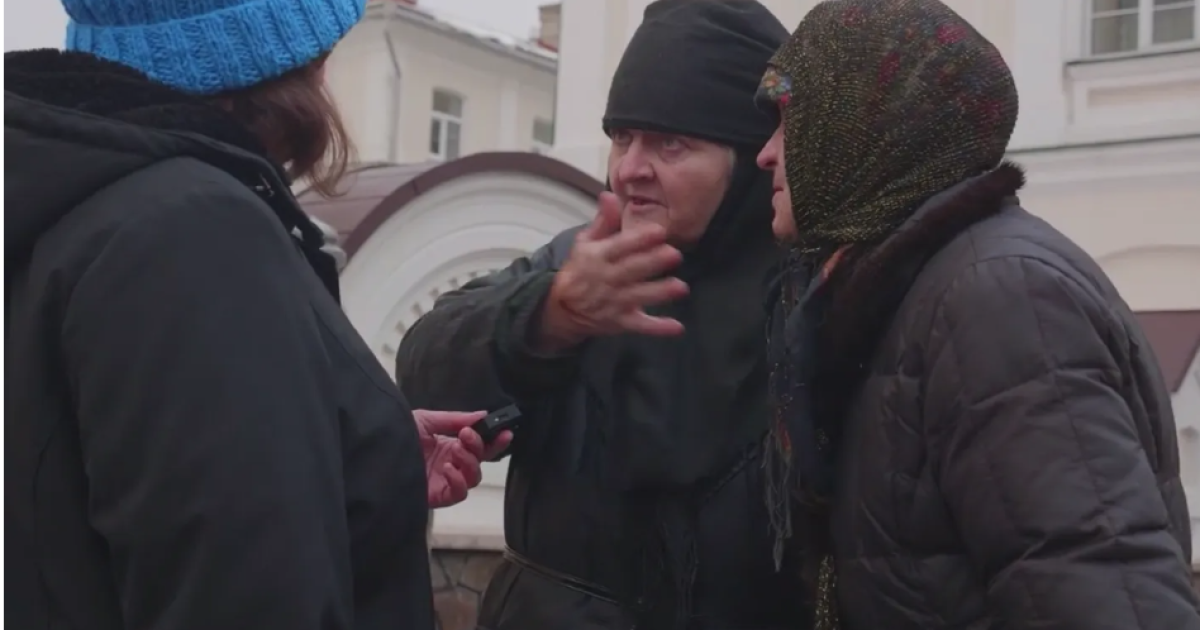 Верующие УПЦ МП в Почаевской лавре заявили, что "Путин — их правитель" и обвинили в ракетных ударах по Украине Бога. Скриншот с видео
