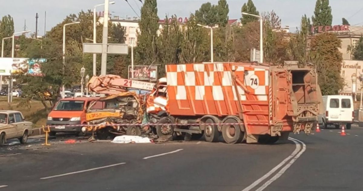 Мусоровоз влетел в автовышку