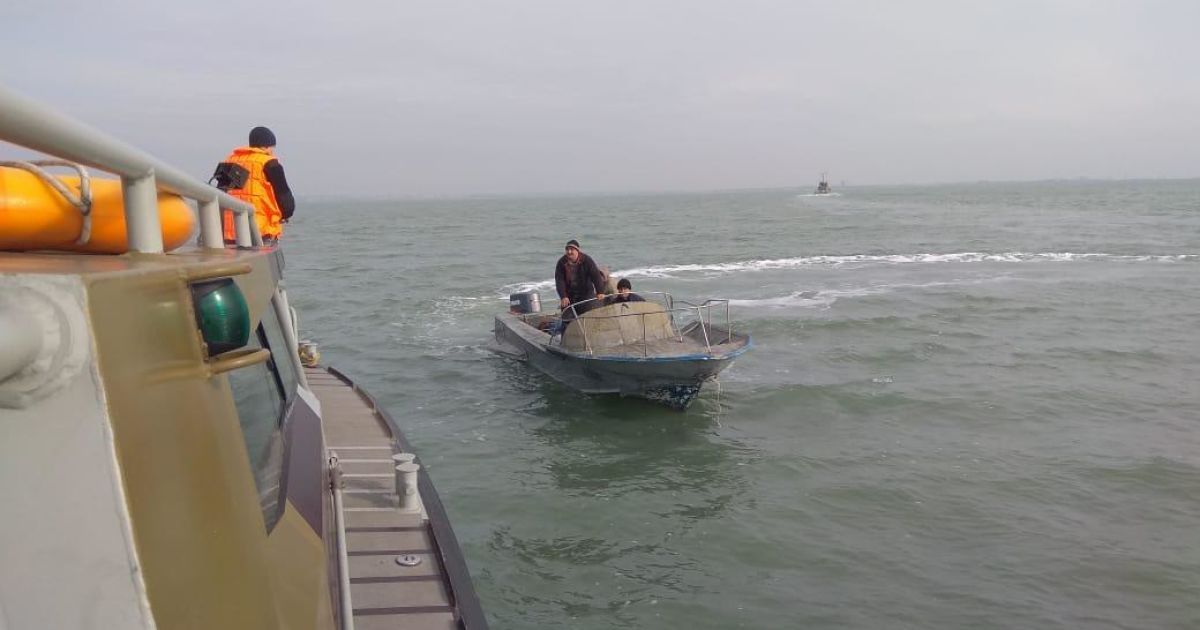 Рибалки, яких затримали окупанти в Азовському морі, повернулись до України