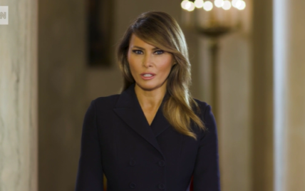 У чорному вбранні і з улюбленим макіяжем: Меланія Трамп записала нове відеозвернення
