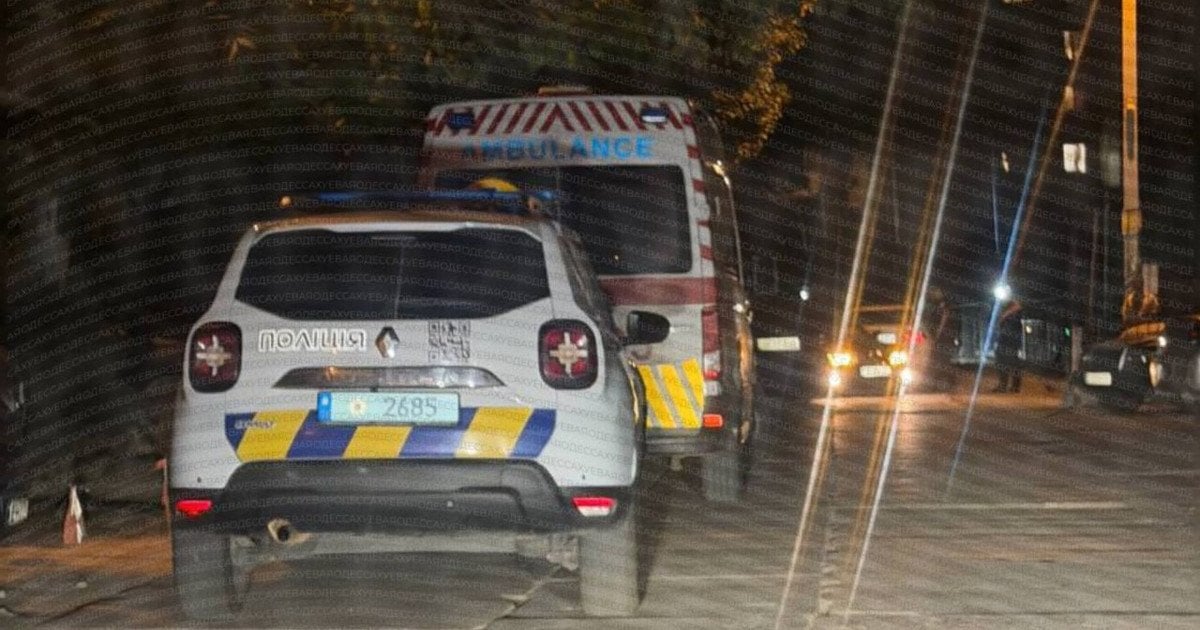 Поліція і "швидка допомога" на місці злочину