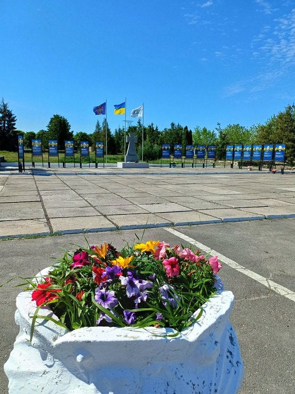 Квіти на території Чорнобильської АЕС / © Державне агентство України з управління зоною відчуження
