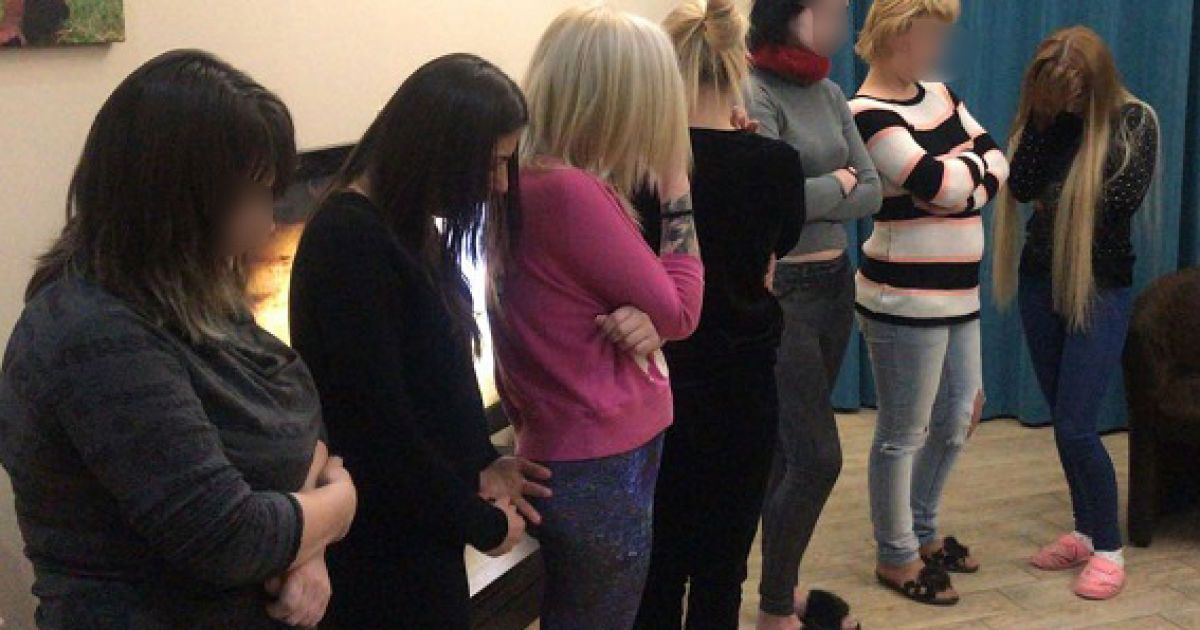 Зброя, гроші, чітка ієрархія: поліція затримала міжрегіональну групу сутенерів
