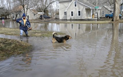 Американский Арканзас после торнадо страдает от наводнения