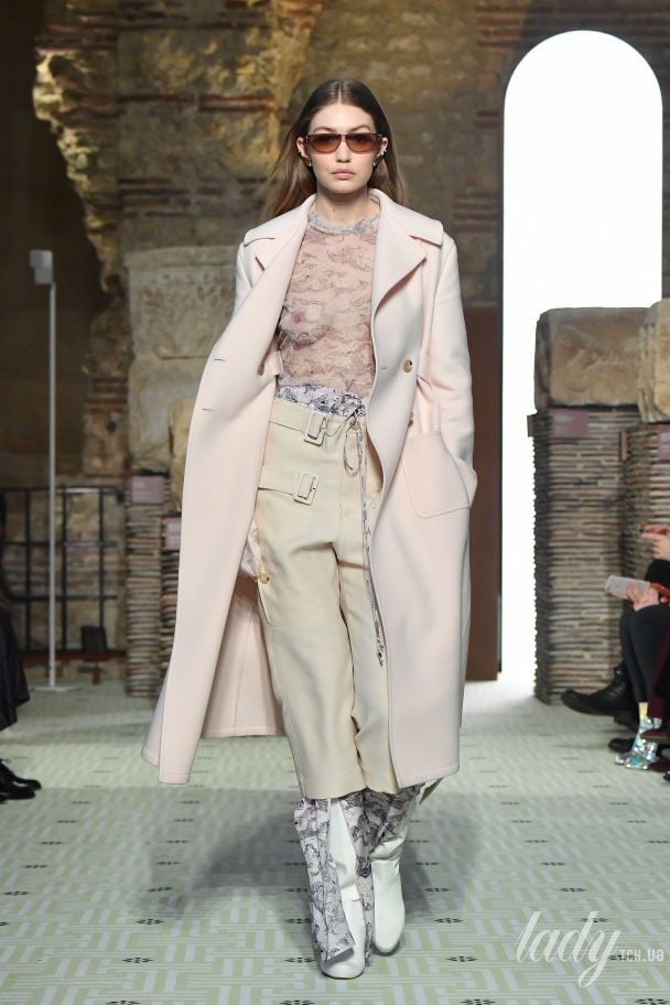 Джиджи Хадид на показе Lanvin / © Getty Images