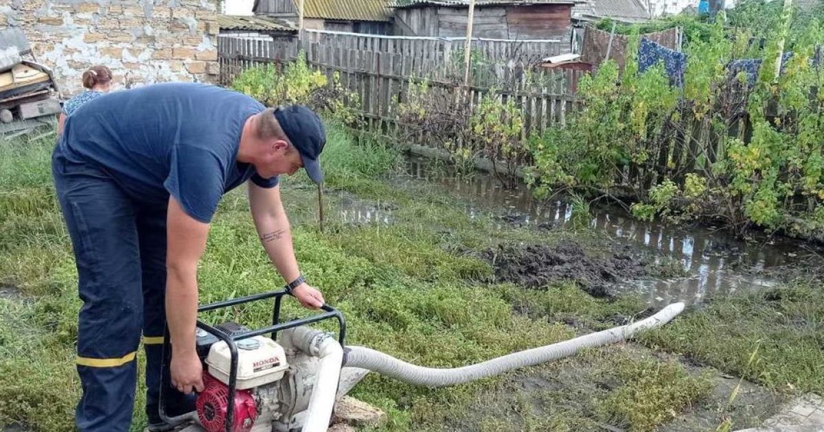 Проливные дожди на Херсонщине: спасатели шестой день откачивают воду из домов