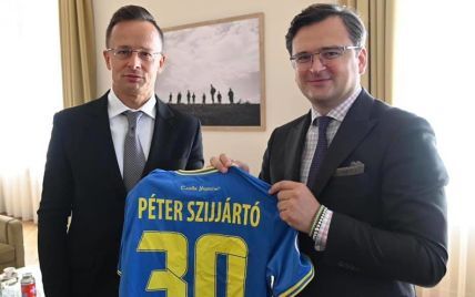 Кулеба подарил Сийярто форму сборной Украины по футболу