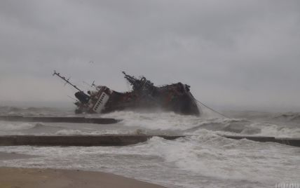 Відома сума збитків від витоку пального з танкера Delfi в Одесі