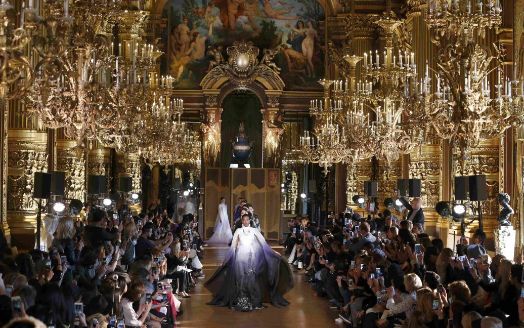 Модель показывает творение китайского дизайнера Сюн Ина во время Недели моды в Париже, Франция. / © Reuters