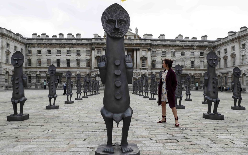 Помощник позирует со скульптурами художника Зака Ове в Сомерсет-Хаусе в Лондоне, Великобритания. / © Reuters