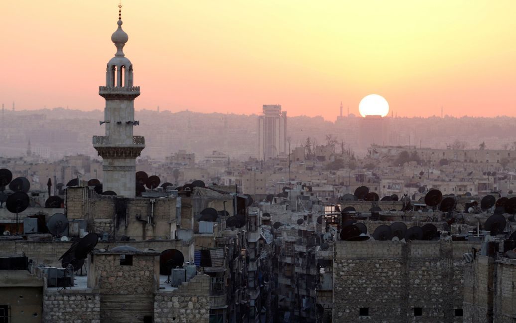Солнце садится над Алеппо, вид из части города, контролируемой повстанцами. / © Reuters