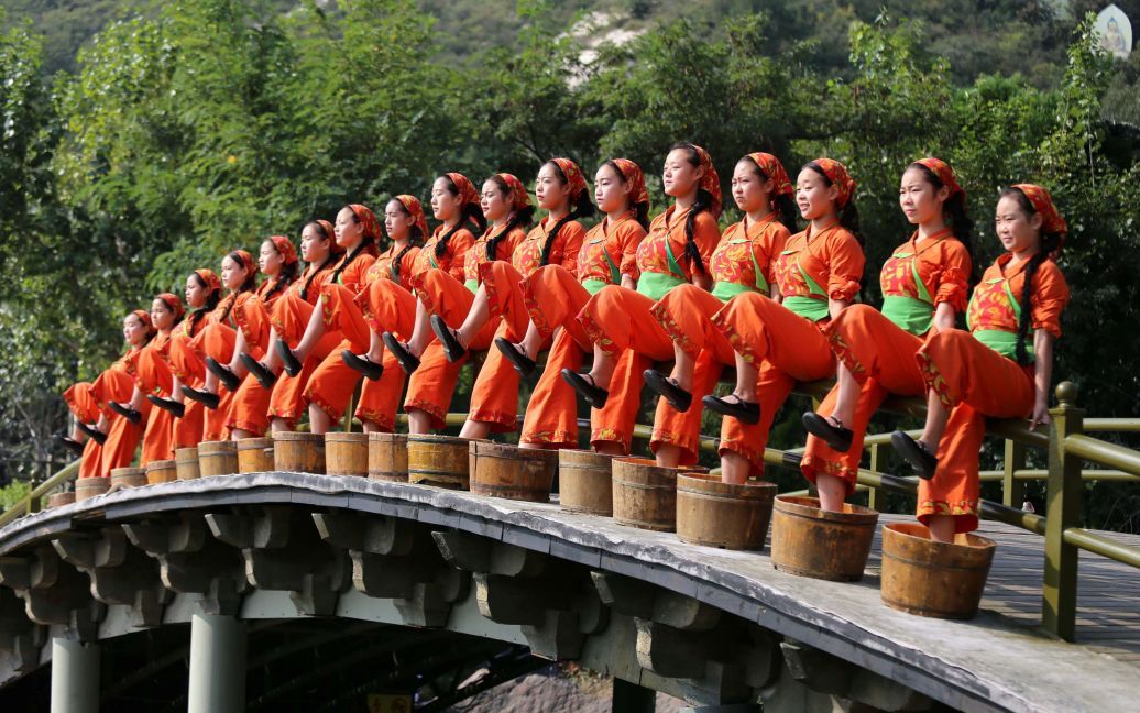 Женщины выполняют музыкальный ритуал Шаолинь в городе Дэнфэн, Китай. / © Reuters