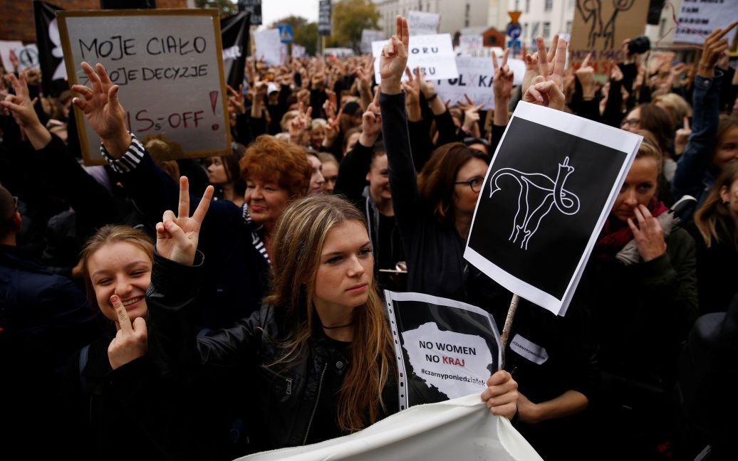 Женщины жестикулируют и выкрикивают лозунги во время демонстрации против планов ввести полный запрет на аборты перед офисом правящей партии &ldquo;Право и справедливость&rdquo; в Варшаве, Польша. / © Reuters