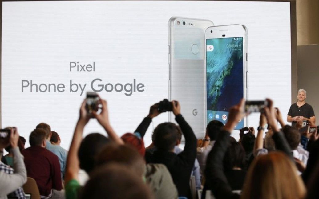 Рик Остерлох, вице-президент Google, представляет смартфон Pixel во время презентации нового оборудования Google в Сан-Франциско, Калифорния, США. / © Reuters