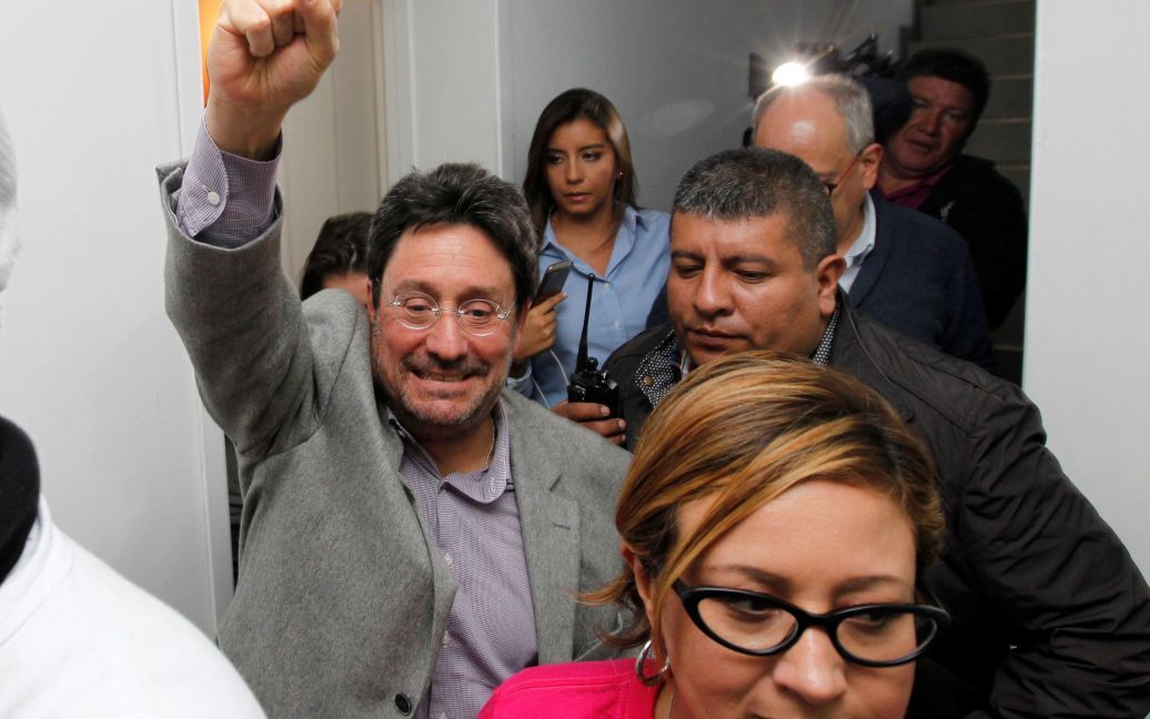 Бывший колумбийский вице-президент Сантос празднует после того, как народ сказал "Нет"на референдуме / © Reuters
