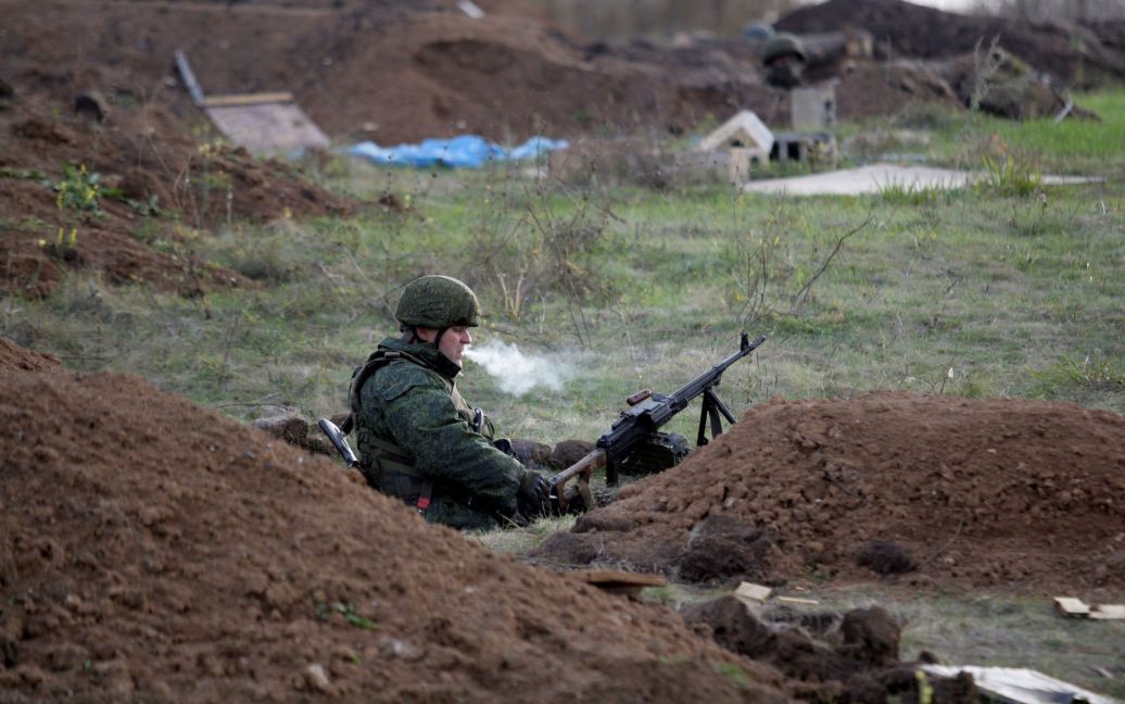 Боевики "ДНР" на позициях в Петровском / © Reuters