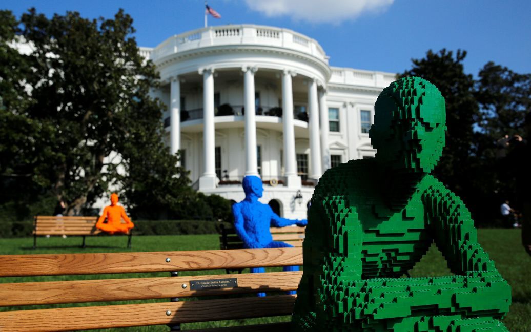 Статуи из конструктора LEGO во время фестиваля идей и искусства в Белом доме в Вашингтоне, США. / © Reuters